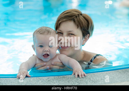 Mit Kleinkind Mutter beim Babyschwimmen - Natación para bebés