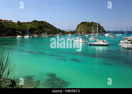 Yates anclados en la bahía, Lakka, Paxos, las Islas Jónicas, Las Islas Griegas, Grecia Foto de stock