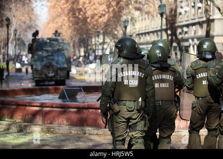 La policía antidisturbios chileno viendo manifestantes durante una huelga de estudiantes del centro de Santiago de Chile. Foto de stock