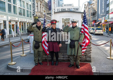 Los turistas posando con los soldados americanos en el Checkpoint Charlie, en Berlín, Alemania Foto de stock
