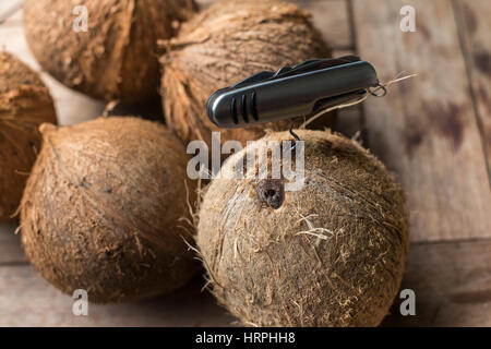 El agua de coco puede ser accesible con sacacorchos Foto de stock