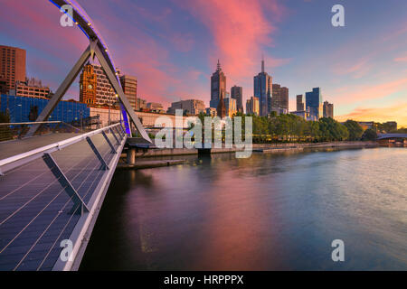 Ciudad de Melbourne. Imagen del paisaje urbano de Melbourne, Australia, durante el verano, el amanecer.