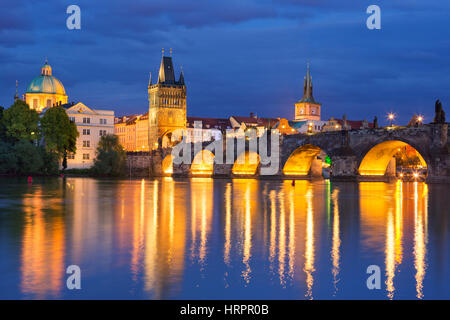 El Puente de Carlos sobre el río Moldava en Praga, República Checa, fotografiada por la noche.