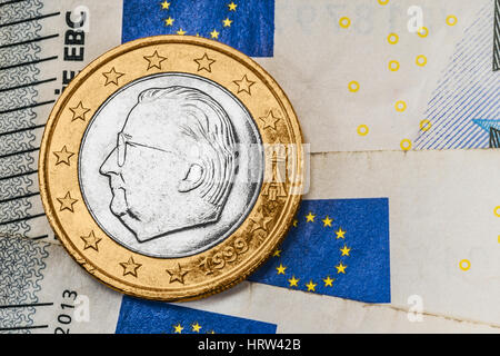 Una moneda de 1 euro de Bélgica en billetes Foto de stock