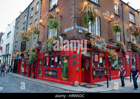 Calle y pub en Temple Bar. Dublín. Irlanda. Europa. Foto de stock