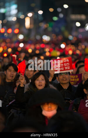 El 4 de marzo de 2017, de Gwanghwamun, Seúl, Corea del Sur. Protesta contra el presidente Park Geun-hye, la cinta amarilla es un símbolo de la solidaridad de los desaparecidos desde el Ferry Sewol desastre. Foto de stock
