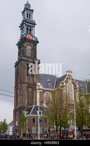 Los turistas cerca de la iglesia Westerkerk en Ámsterdam, Países Bajos. Foto de stock