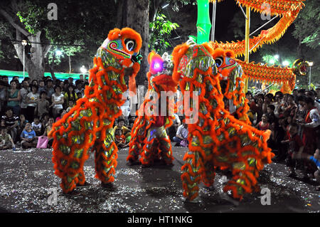 HO CHI MINH, Vietnam - 15 de febrero: un grupo de desconocidos muchachos bailan con sus coloridos dragones durante las celebraciones del Año Nuevo Lunar (Tet en Febru Foto de stock