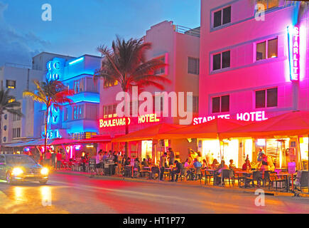 El distrito Art decó de South Beach's Ocean Drive en Miami Beach.