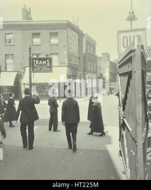 Los peatones y tranvía firmar fuera de la estación de Waterloo, Lambeth, Londres, 1929. Artista: Desconocido.