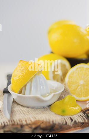 Exprimidor de limón sobre mesa de madera