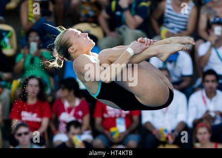 Río de Janeiro, Brasil. 18 de agosto de 2016 Yuliia Prokopchuk (UKR) compite en la Mujer la Plataforma de buceo 10m preliminares en los Juegos Olímpicos de Verano de 2016. Foto de stock