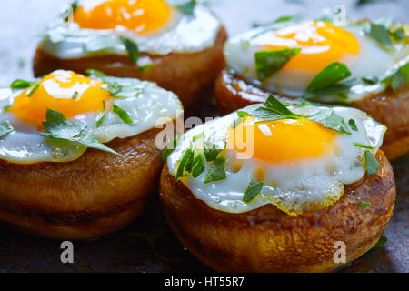 Tapas de setas con huevos de codorniz desde España pinchos pintxos