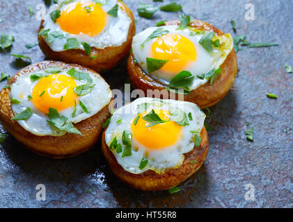 Tapas de setas con huevos de codorniz desde España pinchos pintxos