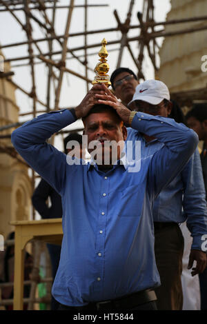 Un fiel participar en la ceremonia, Khajuraho, India