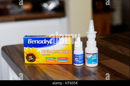 La fiebre del heno y alergias incluyendo remedios gotas oftálmicas Optrex Benadryl tablets y spray nasal Prevalin Foto de stock