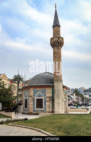 Konak mezquita en la Plaza Konak en Izmir, Turquía Foto de stock