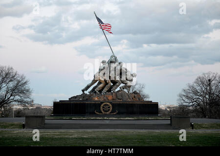 Washington, DC, Estados Unidos. 2 Mar, 2017. 20170302: La Infantería de Marina de los Estados Unidos War Memorial, (también conocido como el Memorial Iwo Jima) es visto poco después de la puesta de sol en Arlington, Virginia. Crédito: Chuck Myers/Zuma alambre/Alamy Live News