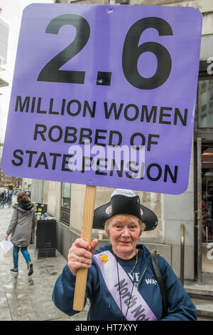 Londres, Reino Unido. 8 de marzo de 2017. La mujer contra la desigualdad (WASPI pensiones estatales) se reúnen en Westminster para protestar acerca de ser 'robada' de sus pensiones - Presupuesto día en Westminster, Londres, 08 de marzo de 2017. Crédito: Guy Bell/Alamy Live News Foto de stock