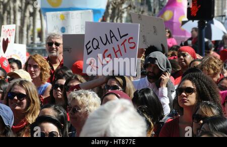 San Francisco, Estados Unidos. 8 de Mar, 2017. Una mujer sostiene un cartel durante una manifestación por el Día Internacional de la mujer en San Francisco, Estados Unidos, 8 de marzo de 2017. Crédito: Ma Dan/Xinhua/Alamy Live News Foto de stock