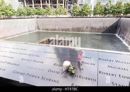 Paneles de bronce con los nombres de las víctimas del ataque terrorista en el National Memorial del 11 de septiembre en la Ciudad de Nueva York Foto de stock