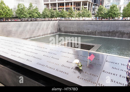 Paneles de bronce con los nombres de las víctimas del ataque terrorista en el National Memorial del 11 de septiembre en la Ciudad de Nueva York Foto de stock