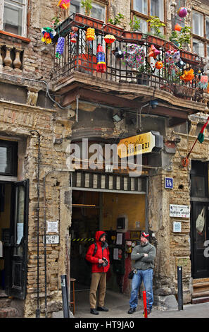 La entrada de 'Szimpla Kert" uno de los más antiguos y famosos 'Pubs' de ruina en Budapest, Hungría Foto de stock
