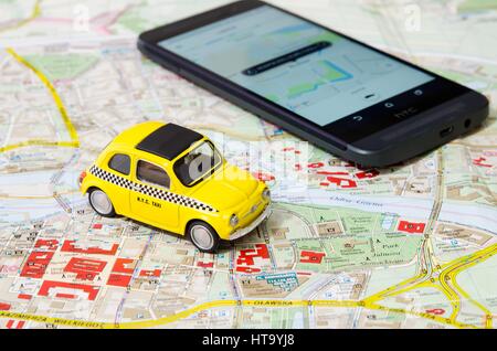 WROCLAW, POLONIA - Agosto 11, 2016: Uber app se utiliza frecuentemente forma de transporte urbano en Wroclaw Foto de stock
