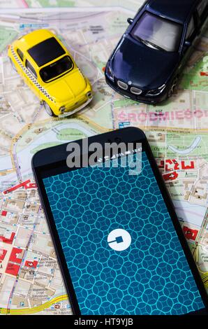 WROCLAW, POLONIA - Agosto 11, 2016: Uber app se utiliza frecuentemente forma de transporte urbano en Wroclaw Foto de stock