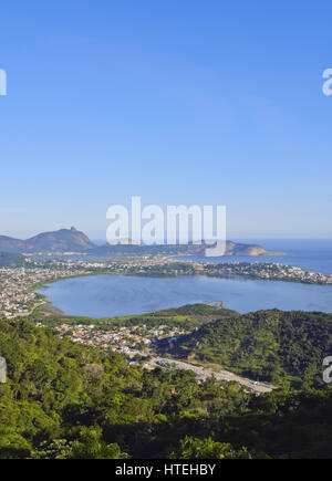 Vista desde el Parque da Cidade hacia Lagoa de Piratininga e Itaipú, en Niteroi, Estado de Rio de Janeiro, Brasil