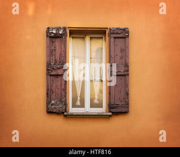 Unión ventanas con contraventanas de madera antigua casa textura exterior  al aire libre Fotografía de stock - Alamy