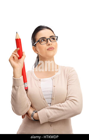 Pensativo profesor hembra con un gran lápiz rojo aislado sobre fondo blanco.