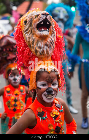 Joven en la pintura corporal como un guerrero tribal en el carnaval de La  Vega.El primer desfile de carnaval documentados en lo que ahora es la  República Dominicana Dominic Fotografía de stock 