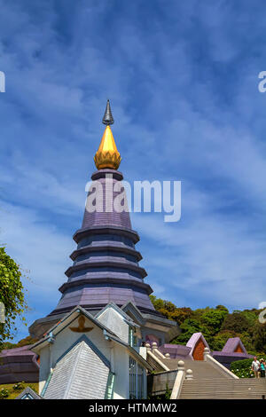Phra Mahathat Naphaphonphumisiri, pagoda en parque cerca de Doi Inthanon, Chiang Mai, Tailandia Foto de stock