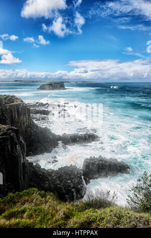 Mar gruesa con grandes olas en la costa Minnamurra, Illawarra, Nueva Gales del Sur (NSW, Australia Foto de stock