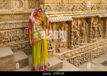 Mujer de sari a Rani-ki-Vav stepwell, Patan, Gujarat, India Foto de stock
