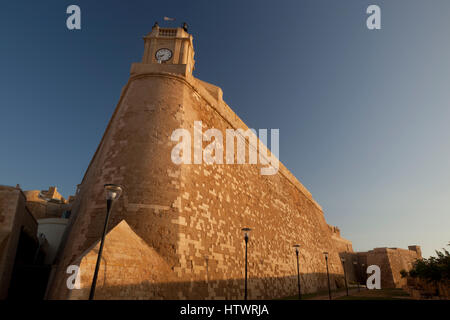 El multi-tiered y prohibiendo la fortificación de la ciudadela de Gozo consisten de bastiones triangulares se elevan sobre el foso seco. Foto de stock
