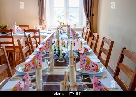 Decoración de la mesa de cumpleaños con platos, vasos, servilletas y flores  Fotografía de stock - Alamy