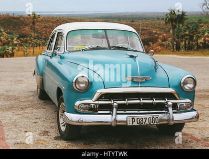 Un viejo taxi Chevrolet azul en un aparcamiento en las afueras de la ciudad de Trinidad, Cuba