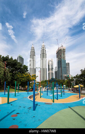 KUALA LUMPUR, Malasia - El 28 de diciembre de 2016: Torres Petronas el 28 de diciembre de 2016, en Kuala Lumpur, Malasia.Torres Petronas, también conocido como Petrona Menara Foto de stock