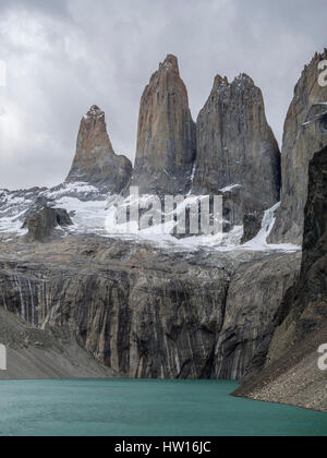 En el Mirador Las Torres, vista sobre la laguna de las tres torres de granito, Parque Nacional Torres del Paine en la Patagonia, Chile Foto de stock