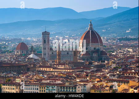 La catedral de Florencia, vista del Duomo con su cúpula de Brunelleschi diseñado, ubicado en el centro de la ciudad de Florencia en contra de colinas toscanas, Italia