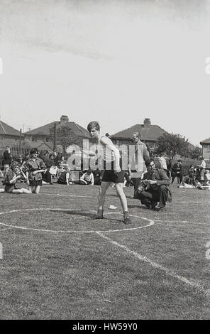 1940, profesores hombre la tabla de resultados en una jornada deportiva escolar, Inglaterra. Foto de stock