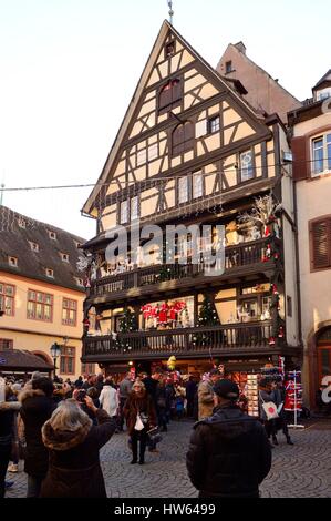 Francia, Bas Rhin, Estrasburgo, casco antiguo catalogado como Patrimonio Mundial por la UNESCO, la Place du Marché aux Cochons de Lait, fachada y la decoración de Navidad Foto de stock