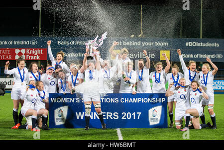 Inglaterra capitán Sarah Hunter levanta el trofeo de las seis naciones como ella celebra con sus compañeros de equipo después de ganar el 6 de Mujeres Unidas coinciden en Donnybrook Stadium de Dublín. Foto de stock
