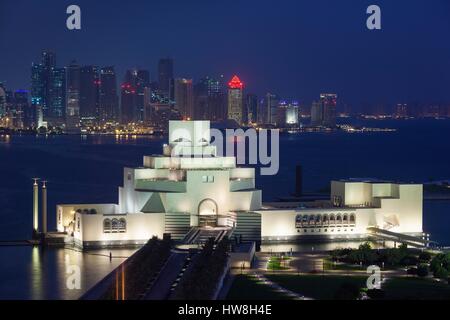 En Doha, Qatar, el Museo de Arte Islámico, diseñado por I.M. Pei, vista elevada, dawn