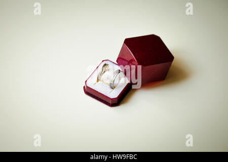 Hermosos anillos de boda de oro dentro de un vintage box Foto de stock