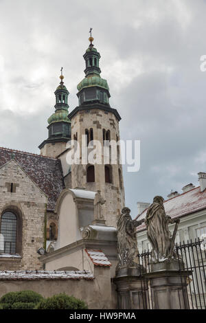 San Andrés Iglesia románica campanarios, vista desde la iglesia de San Pedro y san Pablo en Cracovia, Polonia.