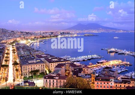 Italia, Campania, Nápoles, el Golfo de Nápoles con el Vesubio en el horizonte, la vista panorámica desde la colina de Posillipo Foto de stock