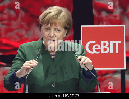 Hannover, Alemania. 19 Mar, 2017. La Canciller alemana Angela Merkel (CDU) hablando en la inauguración de la feria CeBIT en Hannover, Alemania, el 19 de marzo de 2017. Japón es el país socio de la CeBIT 2017. Foto: Friso Gentsch/dpa/Alamy Live News